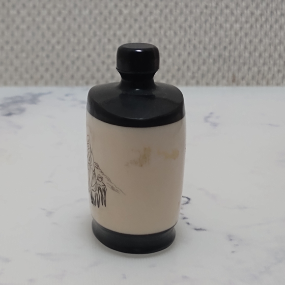 Vintage Carved Etched Snuff Bottle - Picture 4 of 8